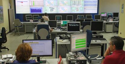 Trabajadores en el centro de control del Departamento de Informatica de la Agencia Tributaria.