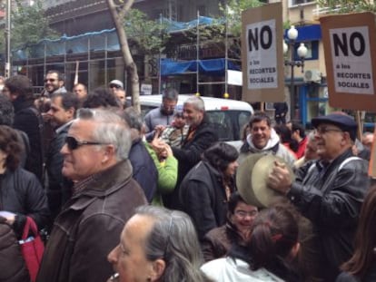 Protesta de los dependientes en Alicante ante la sede del Consell.