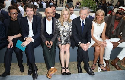 Hidetoshi Nakata, director general de Berluti, Antoine Arnault, Christian Louboutin, Natalia Vodianova, Bernard Arnault y Helene Arnault, en un desfile en 2016.