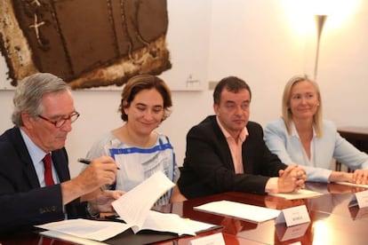 Xavier Trias firma oferta de prórroga del Mobile junto a Ada Colau.