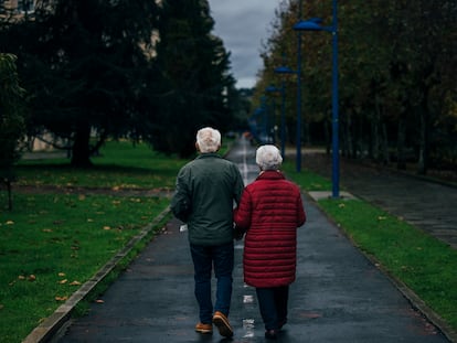 Jubilados pensionistas pasean por un parque de Culleredo en A Corveira (Galicia).