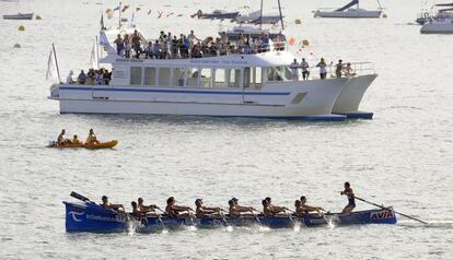 Embarcación de Urdaibai en la regata clasificatoria de La Concha.