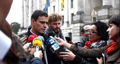 El secretario general del PSOE, Pedro Sánchez, señaló que ha hablado con Rajoy sobre la enfermera contagiada de ébola.