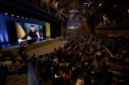 El presidente ucranio, Volodímir Zelenski, en una pantalla gigante durante la conferencia, este lunes en la ciudad suiza de Lugano.