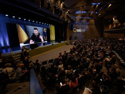 El presidente ucranio, Volodímir Zelenski, en una pantalla gigante durante la conferencia, este lunes en la ciudad suiza de Lugano.