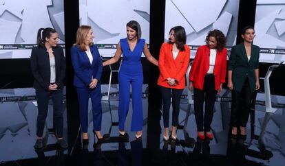 La presentadora Ana Pastor (tercera por la izquierda) con las representates de los partidos, desde la izquierda, Irene Montero (Unidas Podemos), Ana Pastor (PP), Inés Arrimadas (Ciudadanos), María Jesús Montero (PSOE) y Rocío Monasterio (Vox).