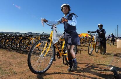 Reparto de bicicletas en un proyecto de desarrollo en Limpopo (Sudáfrica).