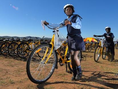 Reparto de bicicletas en un proyecto de desarrollo en Limpopo (Sudáfrica).