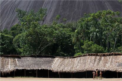 Crianças na aldeia Demini, na fronteira entre Roraima e Amazonas.