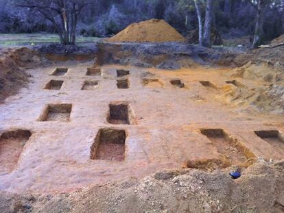 Algumas das fossas achadas no cemitério do reformatório de Marianna.