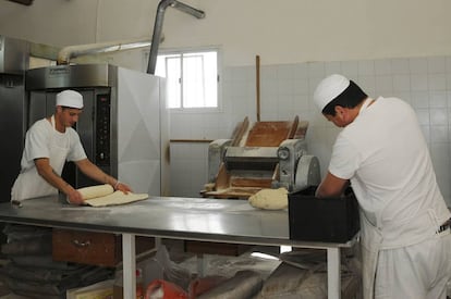 Trabajadores panaderos con las manos en la masa.