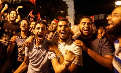 Varios jóvenes festejan la victoria de Kais Said como presidente de Túnez, el pasado domingo, en el centro de la capital.