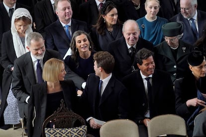 La princesa María Olimpia de Grecia, el príncipe Aquiles de Grecia, Carlos Morales (marido de Alexia de Grecia) y la princesa Tatiana de Grecia han charlado animadamente con los Reyes de España durante el servicio religioso. Al lado de Juan Carlos se ha sentado la princesa Benedicta de Dinamarca.