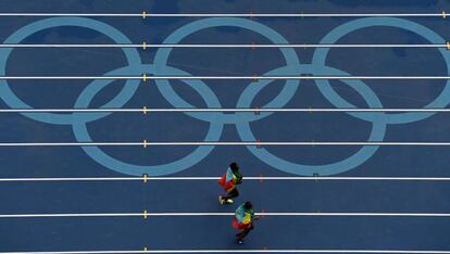 Almaz Ayana, por debajo, celebra su medalla de oro con otra etíope, Tirunesh Dibaba, que fue bronce.