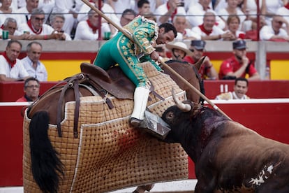 Antonio Ferrera, en labores de picador al sexto toro de la tarde.