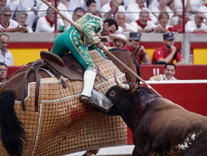 Antonio Ferrera, en labores de picador al sexto toro de la tarde.