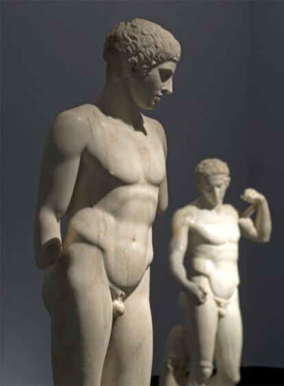 Estatuas grecorromanas en la exposición <i>Entre dioses y hombres,</i> en el Museo del Prado.