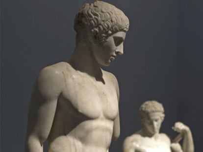 Estatuas grecorromanas en la exposición <i>Entre dioses y hombres,</i> en el Museo del Prado.