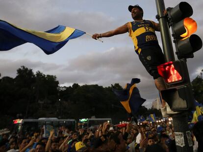 Hinchas del Boca Juniors se concentran para despedir al club.