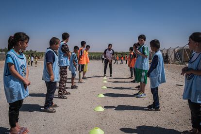 Un grupo de niños del campamento de desplazados internos durante el entrenamiento, que está diseñado para entretener y atraer su atención mediante ejercicios prácticos y teóricos. En uno de los ejercicios, el entrenador pone un cono con la señal que identifica las minas antipersona. Los niños tienen que sortearlo al jugar.