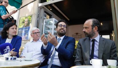 Philippe (der. ) escucha a Mahjoubi, el mes pasado en París.