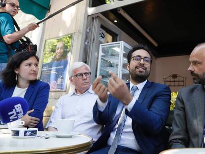 Philippe (der. ) escucha a Mahjoubi, el mes pasado en Par&iacute;s.
 
 