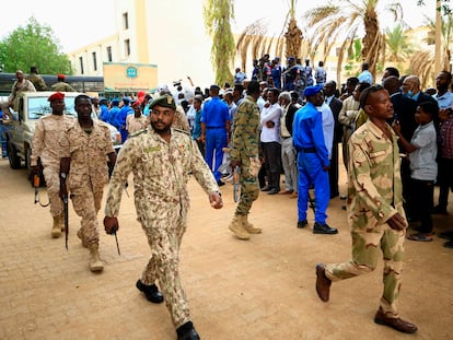 Soldados desplegados este martes ante el tribunal de Jartum en el que es juzgado el expresidente Omar al Bashir.