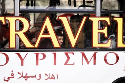 Un refugiado en el interior de uno de los autobuses habilitados para su transporte.