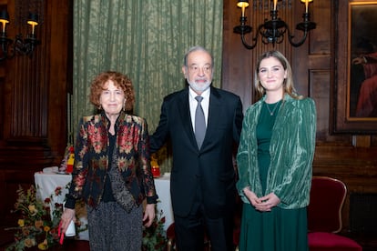 Carmen Iglesias, Carlos Slim y Carlota Andrés Fernández de la Cruz, durante la entrega de premios en Nueva York.