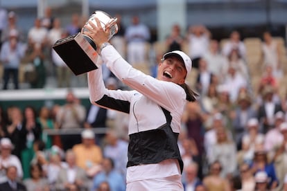 Swiatek eleva el trofeo de campeona, este sábado en la Philippe Chatrier.