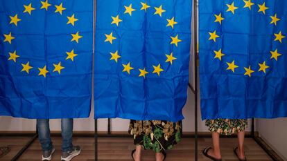 Personas votan en la elección europea del pasado 9 de junio en Baleni (Rumanía).