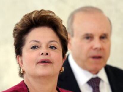 La presidenta de Brasil, Dilma Rousseff, junto al ministro de Hacienda, Guido Mantega.