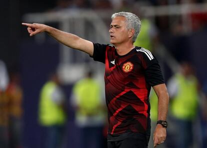 El entrenador del Manchester United, José Mourinho, da instrucciones a sus jugadores durante el partido.