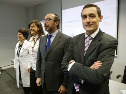 La nueva directora de Onkologikoa, Almudena Moreno (segunda por la izquierda), junto a los doctores, María Jesús Michelena, Manuel Hidalgo y Ander Urrutikoetxea.