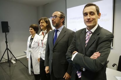 La nueva directora de Onkologikoa, Almudena Moreno (segunda por la izquierda), junto a los doctores, María Jesús Michelena, Manuel Hidalgo y Ander Urrutikoetxea.