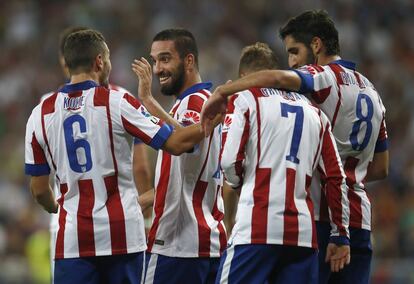 Los jugadores de Atlético Madrid celebran un gol en el estadio Santiago Bernabeu.