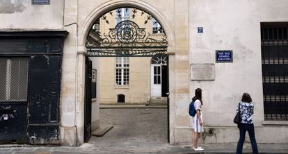 Entrada del edificio parisino en el que Picasso vivió.