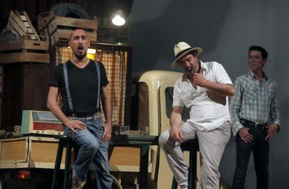 Una escena del ensayo de la zarzuela 'Entre Sevilla y Triana' en el Arriaga, con el actor Ángel Garó al fondo.