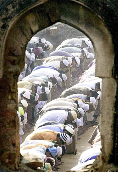 Fieles musulmanes de India rezan en una mezquita de Nueva Delhi con motivo del fin del Ramadán.