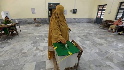 Una mujer vota este miércoles en Peshawar.