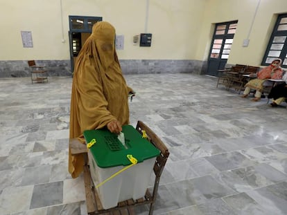 Una mujer vota este miércoles en Peshawar.