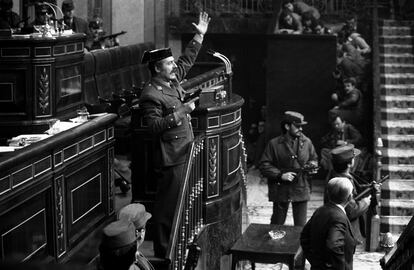 El teniente coronel Tejero irrumpe, pistola en mano, en el Congreso de los Diputados durante la segunda votación de investidura de Leopoldo Calvo Sotelo como presidente del Gobierno. el 23 de febrero de 1981.