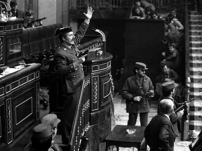 El teniente coronel Tejero irrumpe, pistola en mano, en el Congreso de los Diputados durante la segunda votación de investidura de Leopoldo Calvo Sotelo como presidente del Gobierno. el 23 de febrero de 1981.