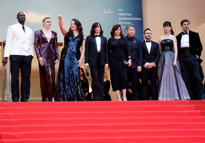 Desde la izquierda, los miembros del jurado Omar Sy, Greta Gerwig, presidenta de esta edición, junto a Lily Gladstone,  Nadine Labaki, Hirokazu Kore-eda, Ebru Ceylan, Juan Antonio Bayona, Eva Green y Pierfrancesco Favino en el estreno del film 'Le Deuxième Acte', el 14 de mayo en Cannes. 