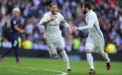 Ramos celebra su primer gol junto a Nacho.