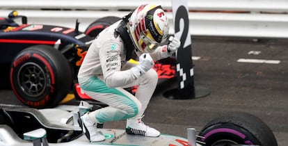 Hamilton festeja su triunfo en el GP de M&oacute;naco.