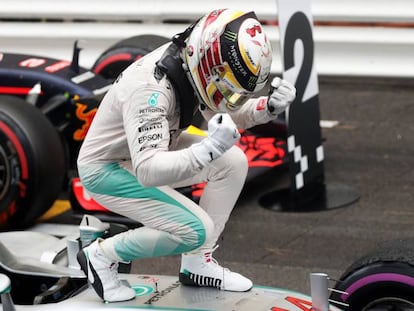 Hamilton festeja su triunfo en el GP de Mónaco.