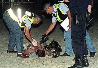 La policía inspecciona el cadáver de un hombre asesinado en el barrio de Pan Bendito (Madrid) en agosto de 2002.
