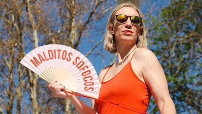 Es el número uno más vendido de Amazon por sus frases originales como "malditos sofocos" o "yo no sudo, brillo".