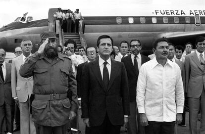 Fidel Castro, Adolfo Su&aacute;rez y Ra&uacute;l Castro en el aeropuerto de La Habana, en el inicio del viaje del presidente espa&ntilde;ol a Cuba el 11 de septiembre de 1978. Detr&aacute;s de Adolfo Su&aacute;rez, en segundo plano, est&aacute; Marcelino Oreja.